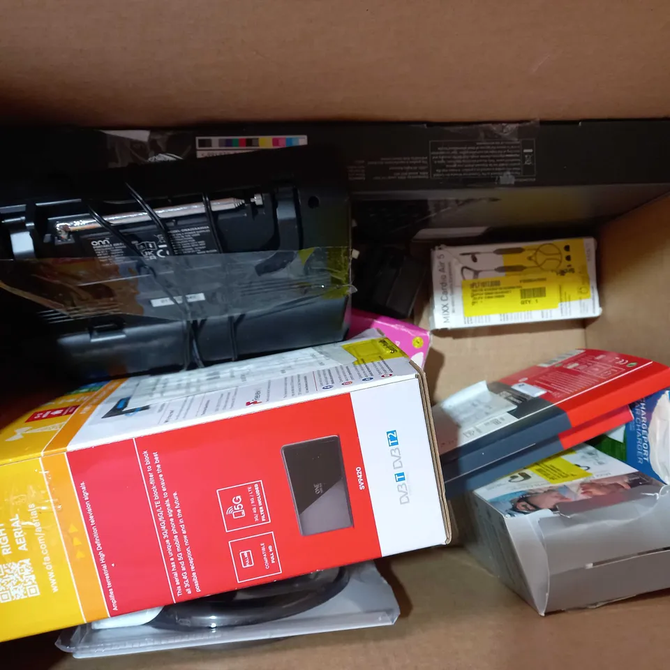 BOX OF APPROXIMATELY 10 ASSORTED ELECTRICAL ITEMS TO INCUDE TRUST SPEAKER SET, MIXX C10 POWER BANK, BLACKWEB USB-C UNIVERSAL CHARGER, ETC