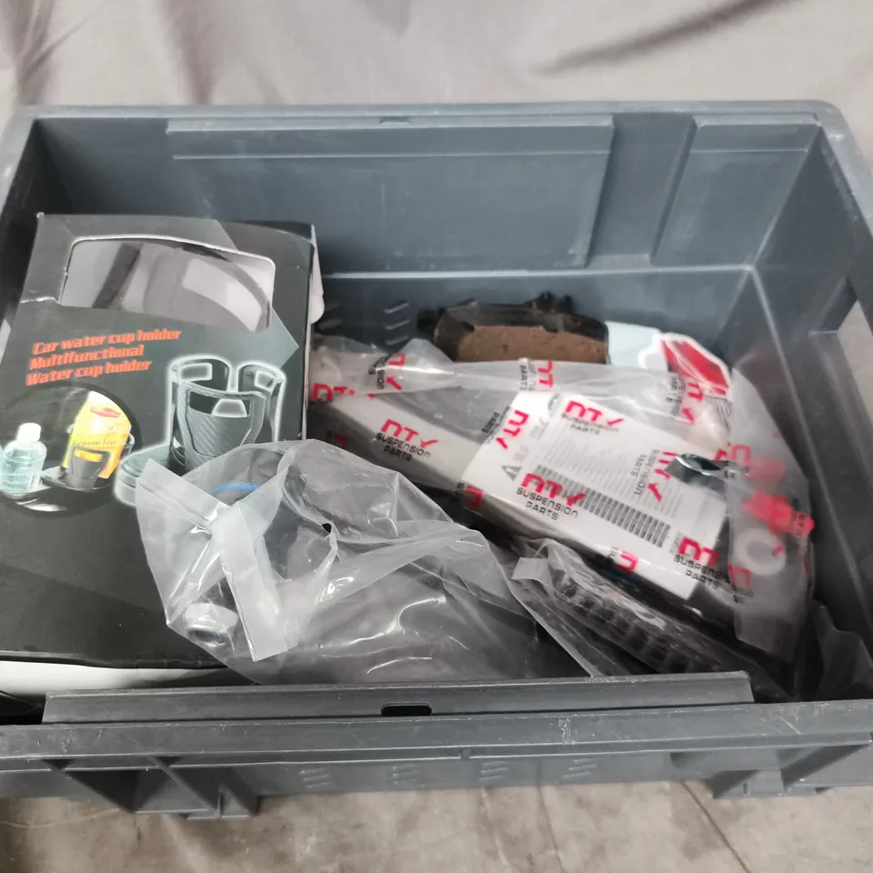 APPROXIMATELY 10 ASSORTED VEHICLE PARTS & ACCESORIES 