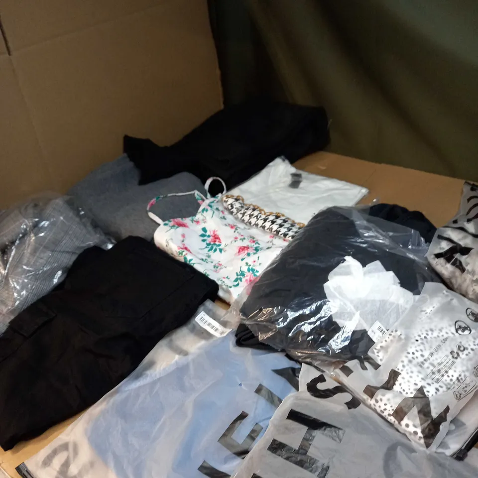 LOT OF APPROX 20 ASSORTED CLOTHING ITEMS TO INCLUDE JUMPERS, SOCKS AND T-SHIRTS