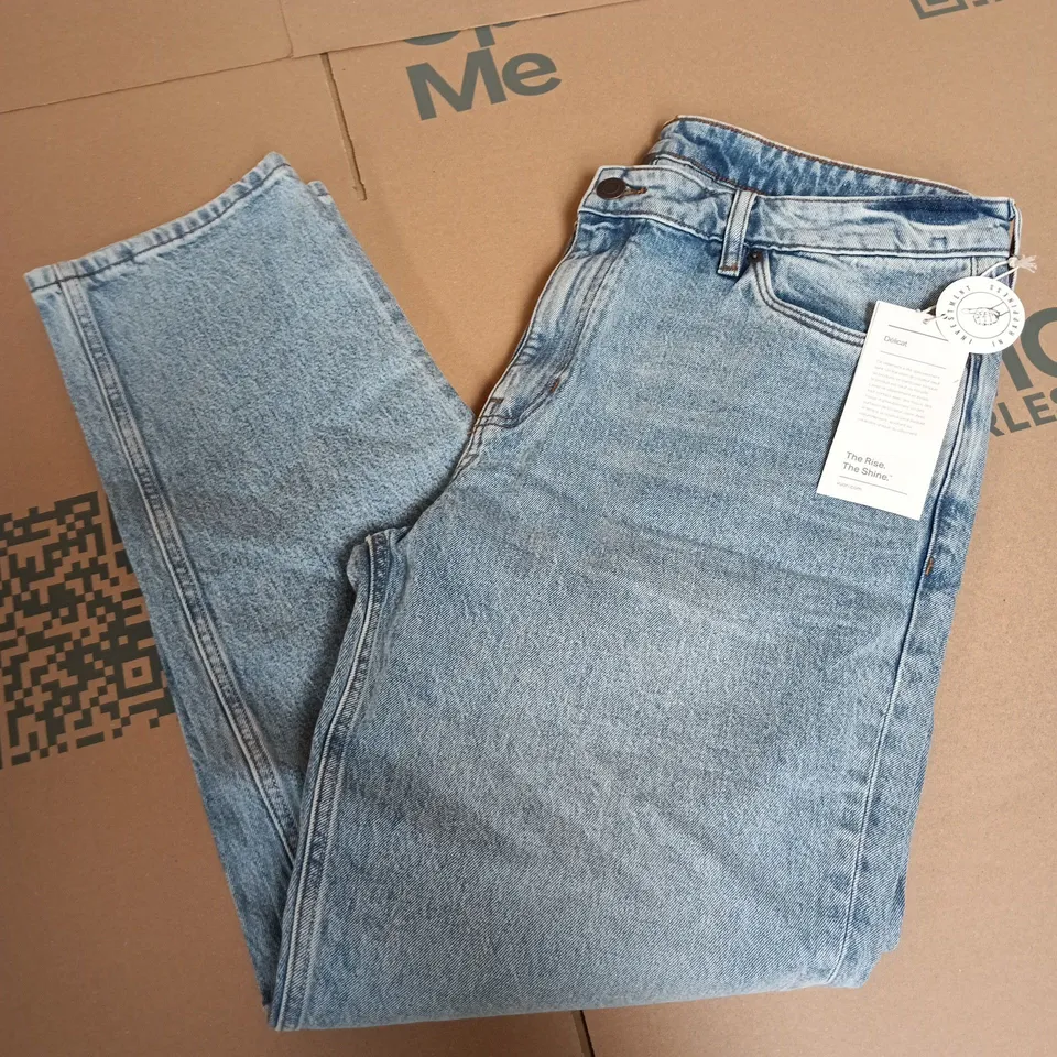 VUORI VINTAGE JEANS IN LIGHT WASH DENIM - SIZE 36