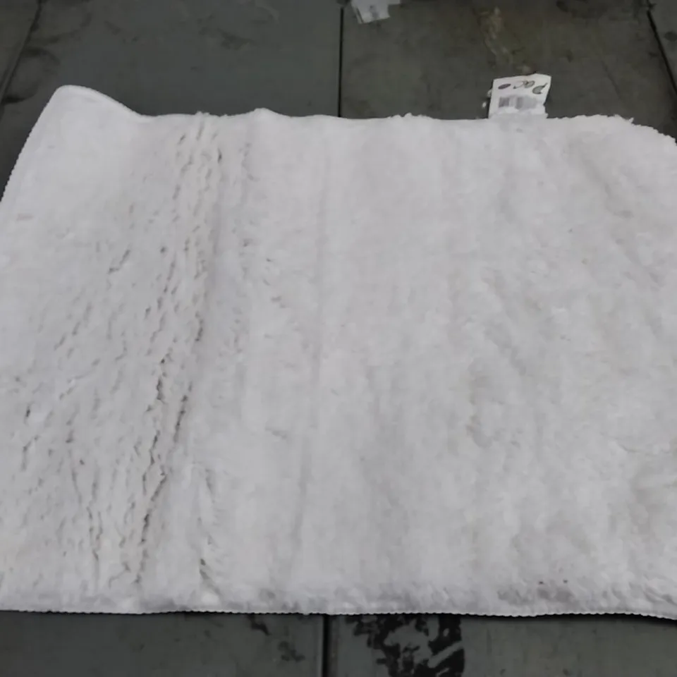 BRAND NEW GILE BATH MAT IN WHITE - 40CM X 55CM 