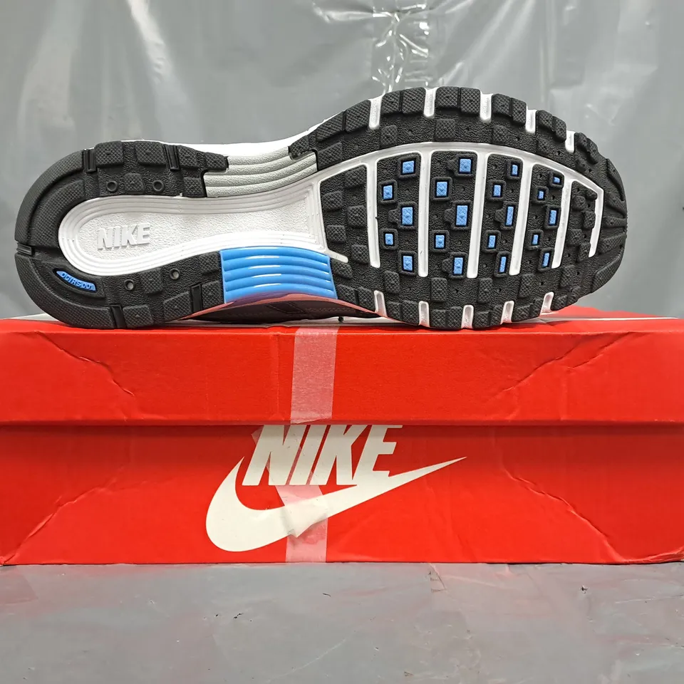 BOXED PAIR OF NIKE P-6000 SHOES IN METALLIC SILVER/BLUE SIZE 8.5