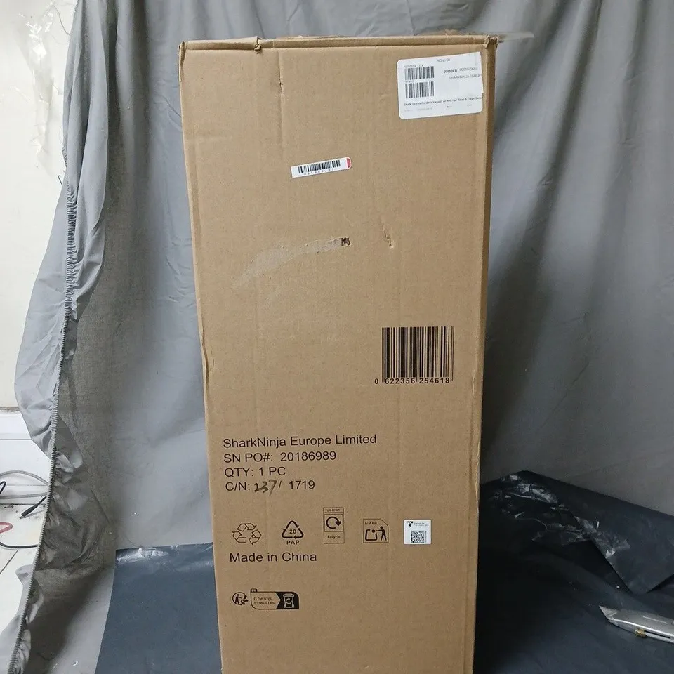 SHARK STRATOS CORDLESS VACUUM W/ ANTI HAIR WRAP & CLEAN SENSE IQ IZ400UKT