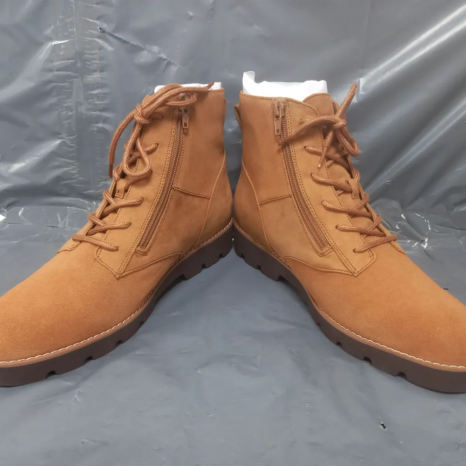 BOXED PAIR OF VIONIC LARSON LACE BOOTS IN TOFFEE SIZE 8