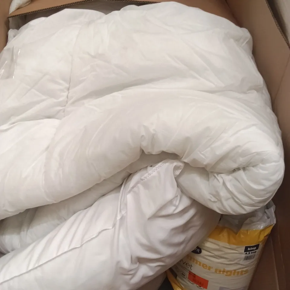 PALLET CONTAINING A LARGE QUANTITY OF SILENT HILL DUVETS AND SIMILAR PRODUCTS ETC
