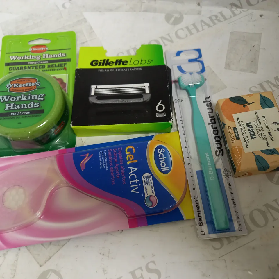 LOT OF APPROXIMATELY 20 HEALTH & BEAUTY ITEMS, TO INCLUDE RAZOR HEADS, TOOTHBRUSH, THE BODY SHOP SOAP, ETC
