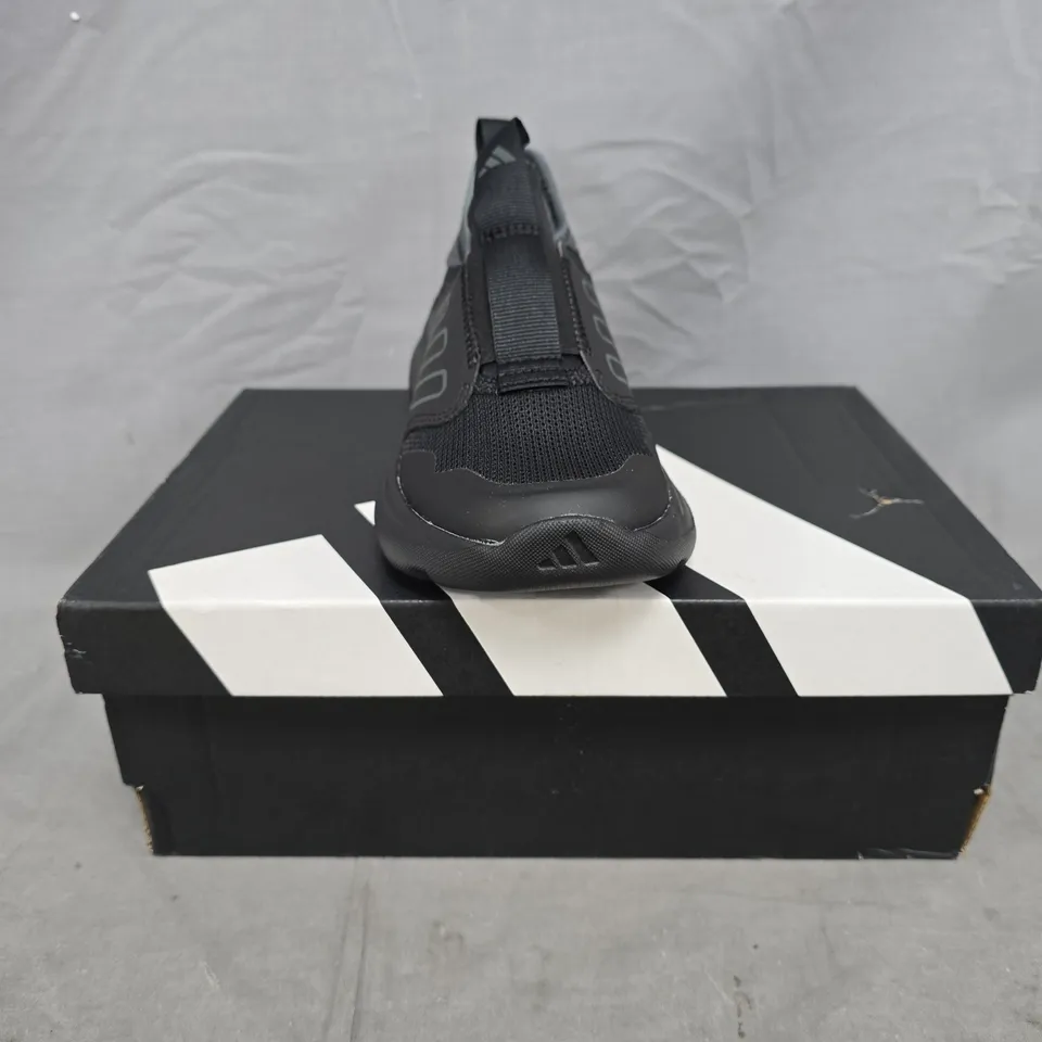 BOXED PAIR OF ADIDAS TENSAUR COMFORT KID'S SHOES IN BLACK SIZE UK 13K