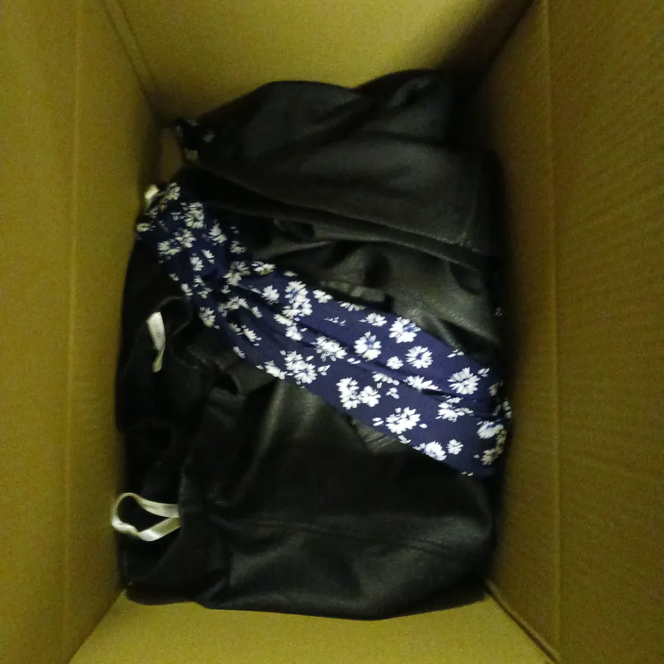 BOX OF APPROXIMATELY 10 ASSORTED CLOTHING AND FASHION ITEMS IN VARIOUS STYLES, SIZES, AND COLOURS / COLLECTION ONLY 