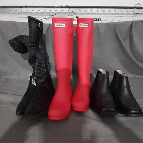 APPROXIMATELY 10 PAIRS OF ASSORTED WOMEN SHOES IN VARIOUS STYLES AND SIZES