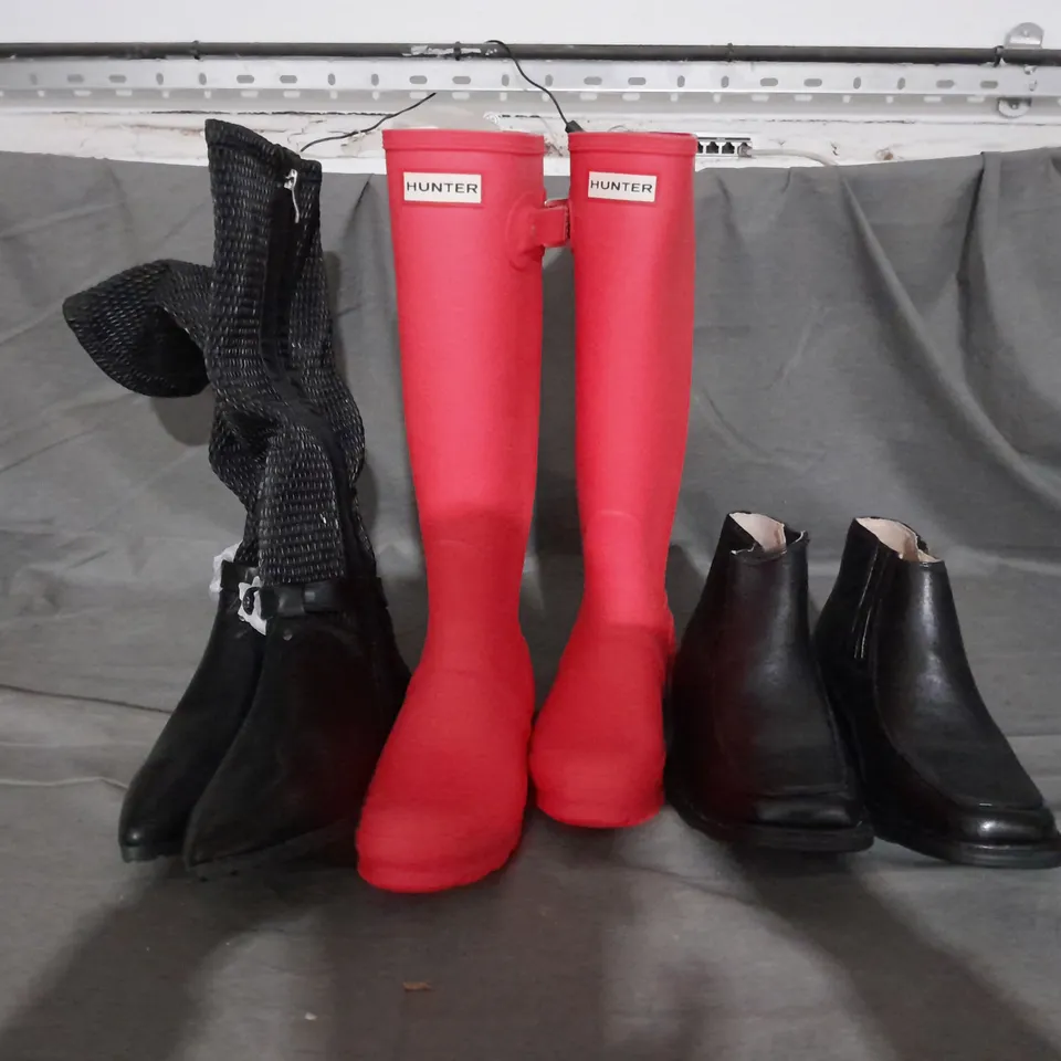 APPROXIMATELY 10 PAIRS OF ASSORTED WOMEN SHOES IN VARIOUS STYLES AND SIZES 