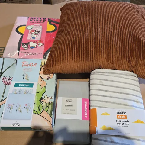 BOX OF APPROXIMATELY 10 ASSORTED BEDDING AND SOFT FURNISHING  ITEMS TO INCLUDE - PILLOW , DUVET SET SINGLE , DUVET SET DOUBLE ETC