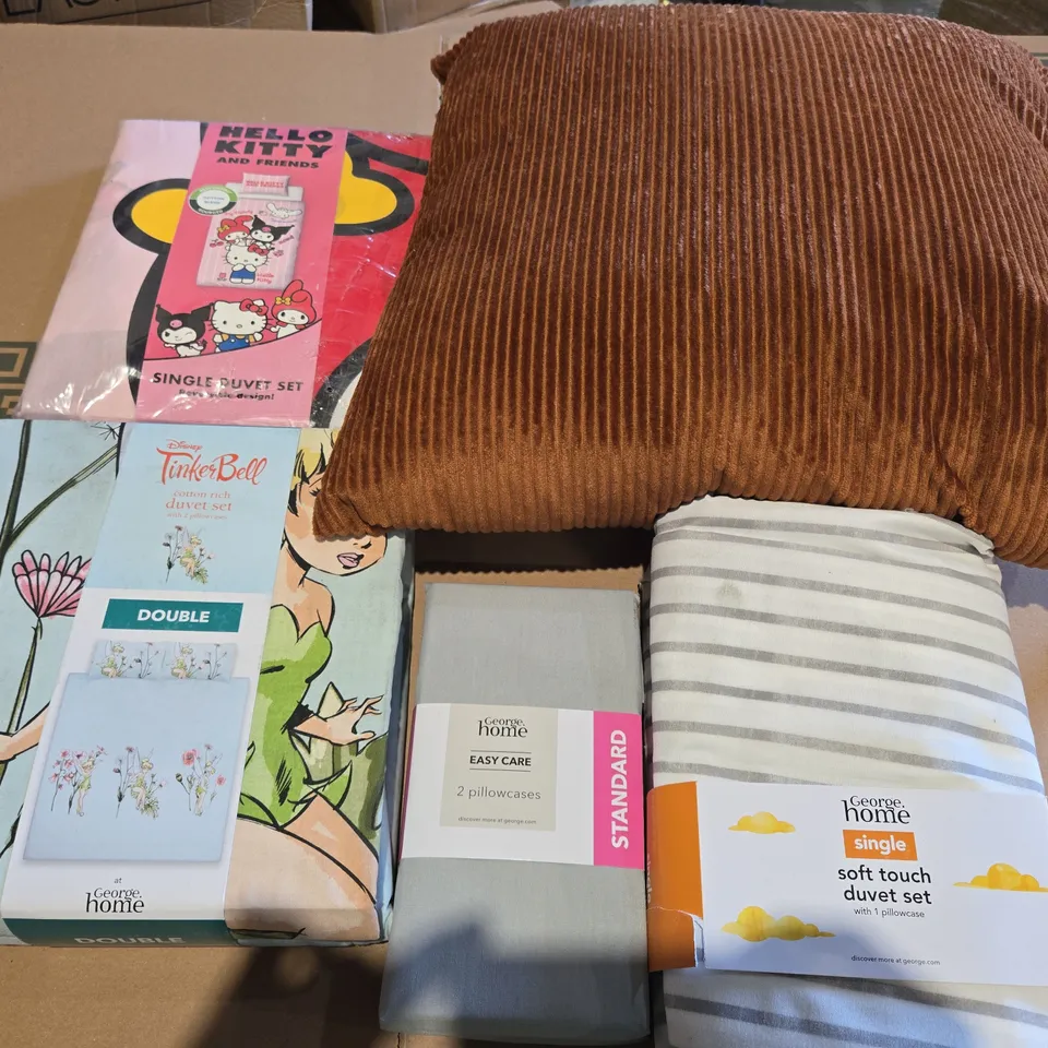 BOX OF APPROXIMATELY 10 ASSORTED BEDDING AND SOFT FURNISHING  ITEMS TO INCLUDE - PILLOW , DUVET SET SINGLE , DUVET SET DOUBLE ETC