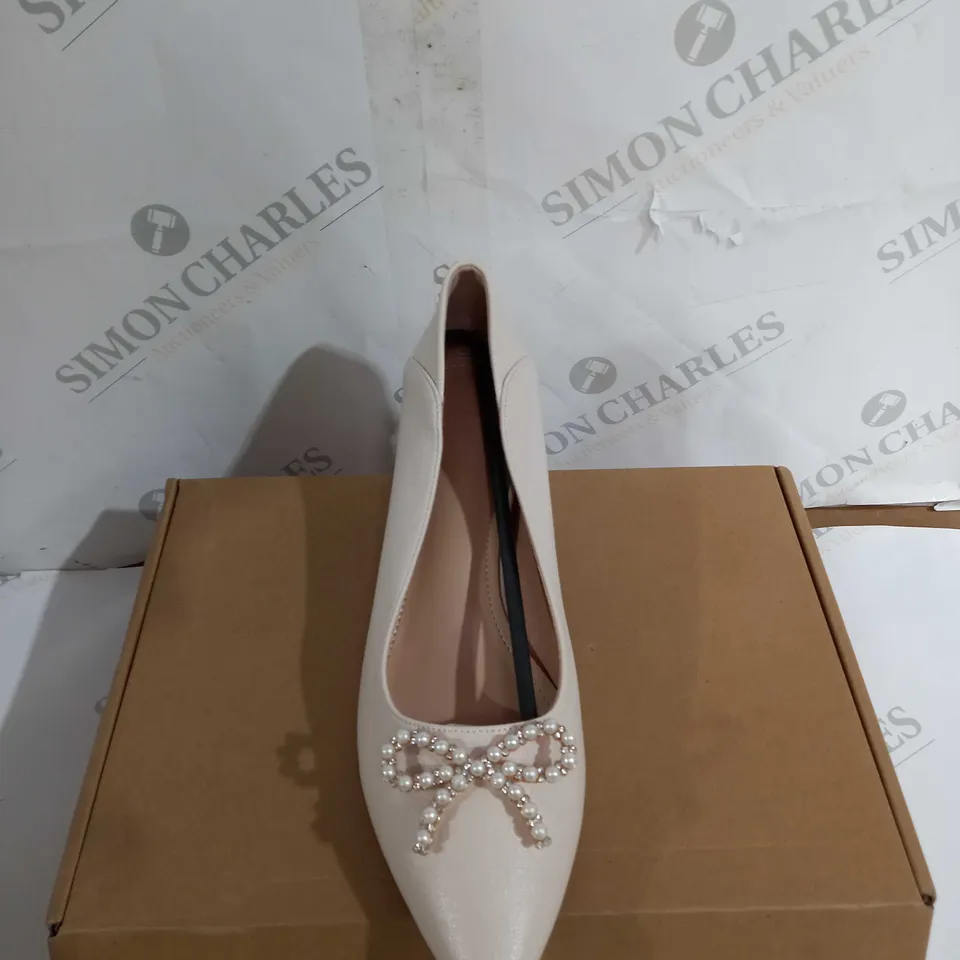 BOXED PAIR OF MIAOMINA BLOCK HEELS WITH BOW DECOR SIZE 40