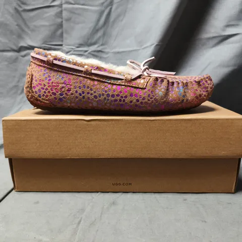 BOXED PAIR OF UGG KID'S DAKOTA SPOTS SHOES IN MULTICOLOUR SIZE UK 2