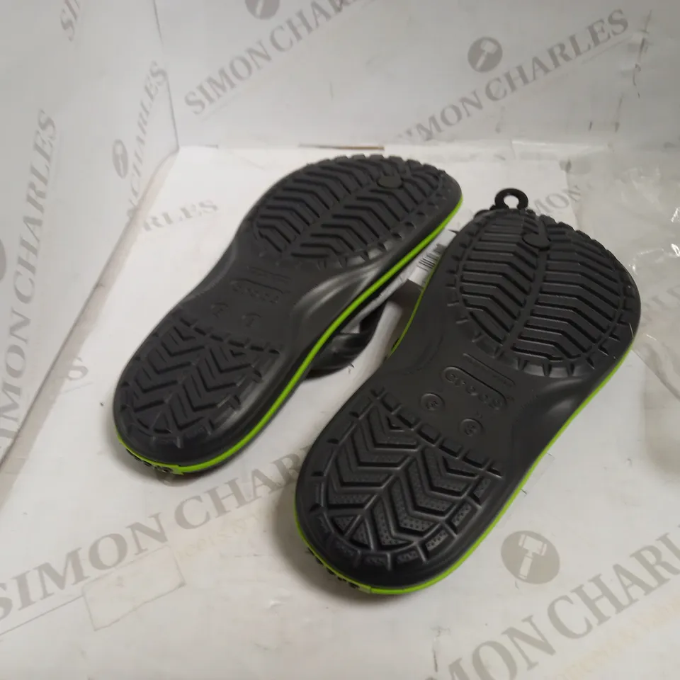 CROCS M6 CROCBAND FLIP GRAPHITE/VOLT GREEN RELAXED FIT 