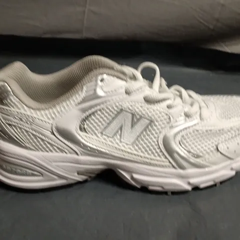 PAIR OF NEW BALANCE RUNNING TRAINERS – SIZE UNSPECIFIED