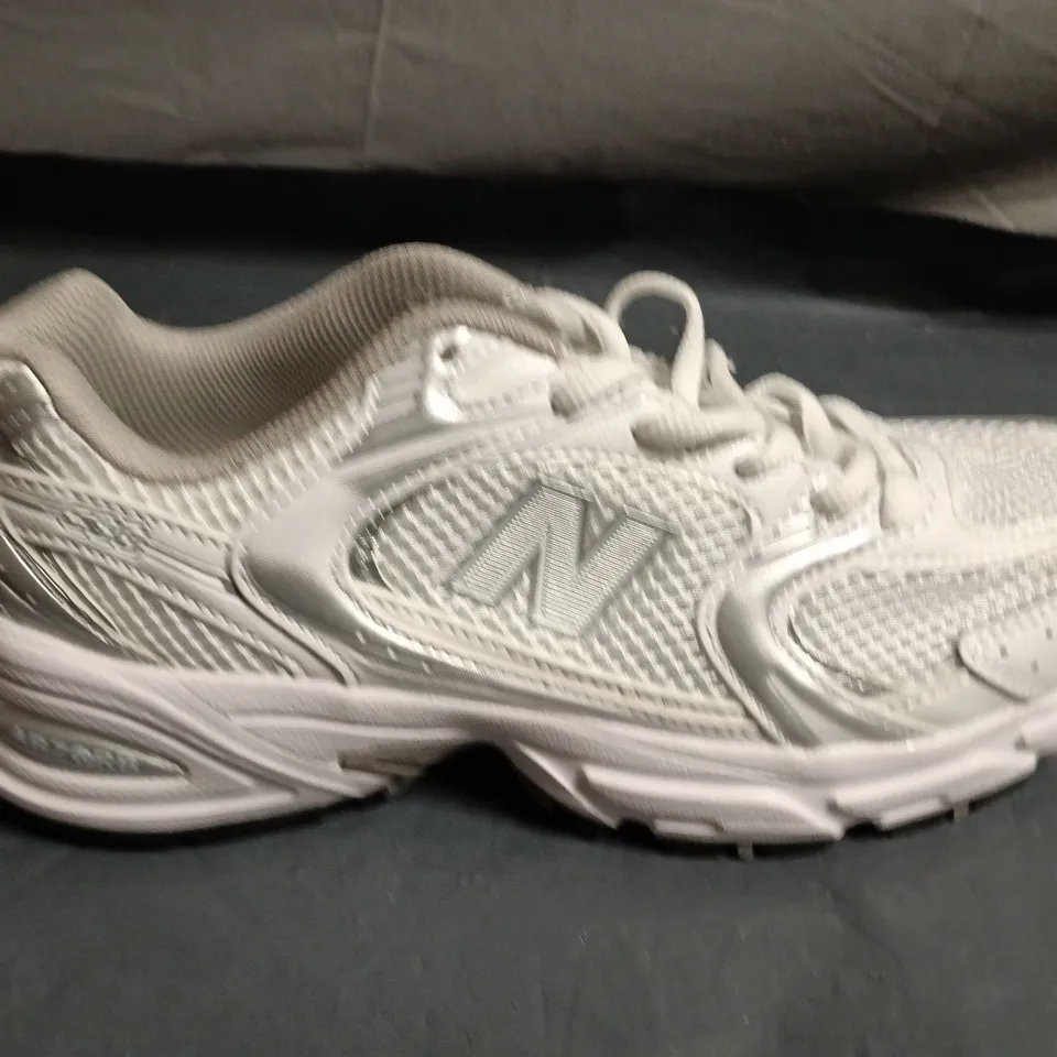 PAIR OF NEW BALANCE RUNNING TRAINERS – SIZE UNSPECIFIED