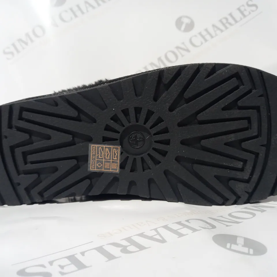BOXED PAIR OF UGG SLIPPERS IN BLACK SIZE 4