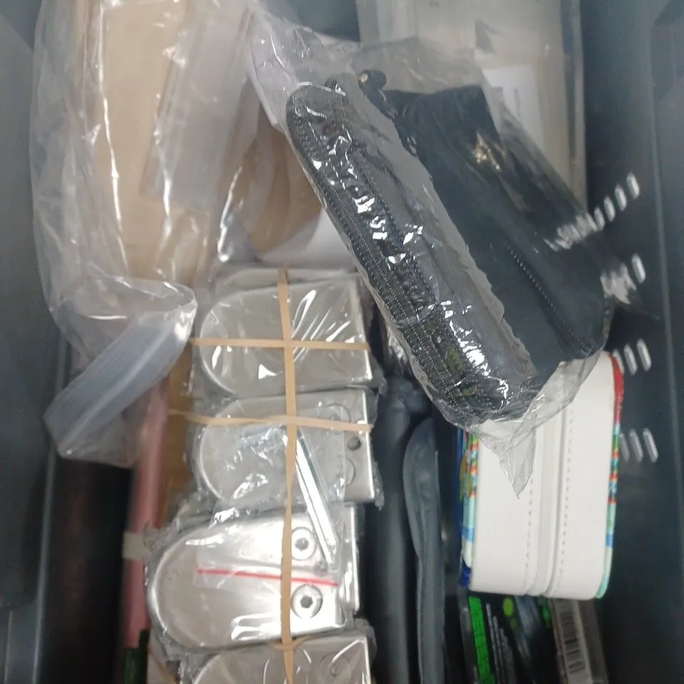 BOX OF APPROXIMATELY 15 ASSORTED HOUSEHOLD ITEMS TO INCLUDE STARRY NIGHT TABLET CASE, PHILIPS SHAPING DISCS, ETC