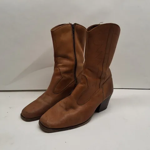 WOMEN'S BROWN LEATHER ANKLE BOOTS WITH ZIP β WESTERN STITCHING