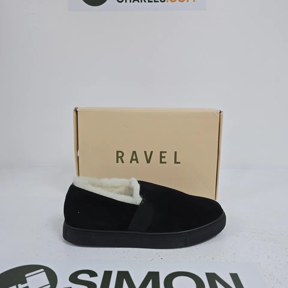 RAVEL BLACK FAUX-FUR LINED SLIPPERS – WOMEN’S INDOOR FOOTWEAR SIZE 8