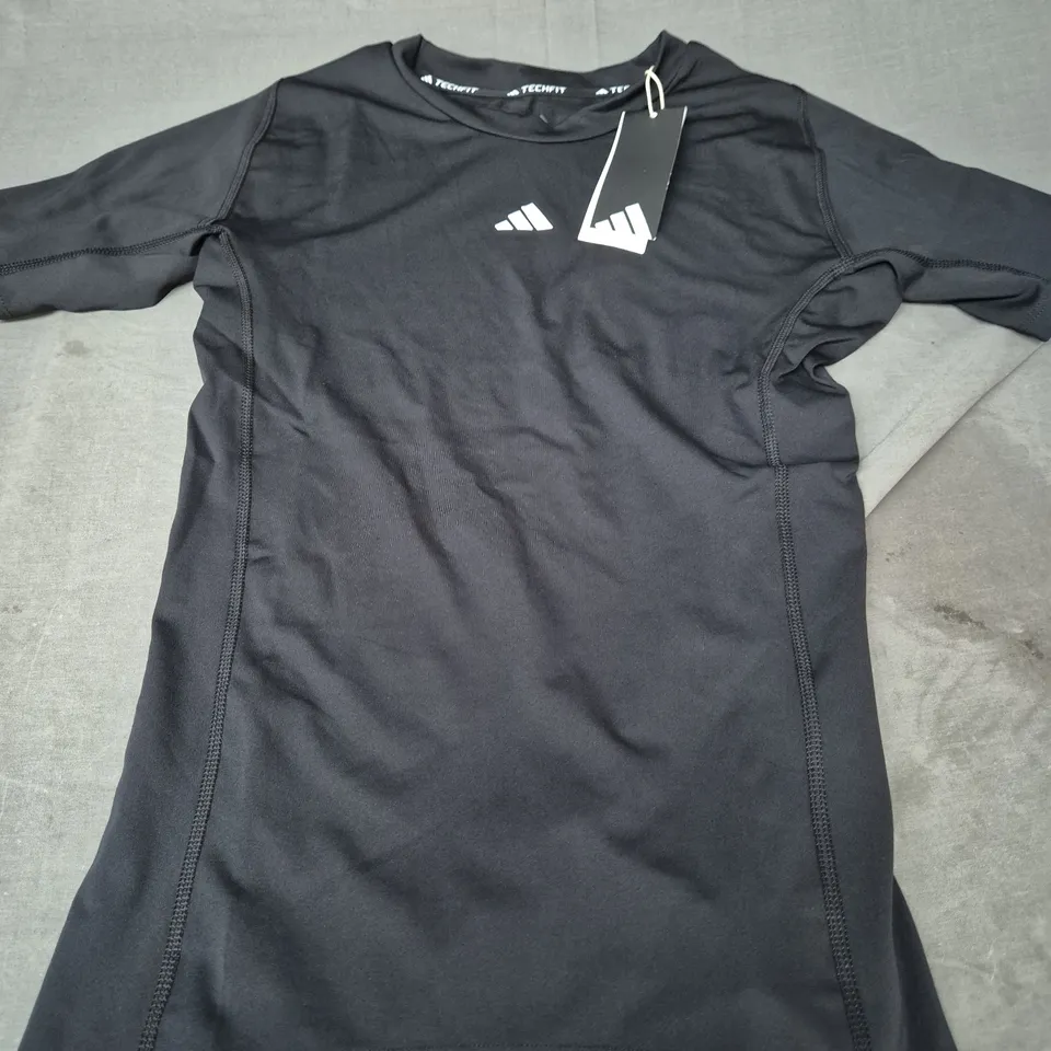 ADIDAS TECH FIT TEE - SIZE M