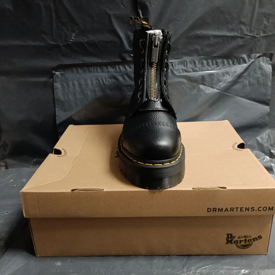 BOXED PAIR OF DR MARTENS SINCLAIR ANKLE BOOTS IN BLACK SIZE UK 9.5