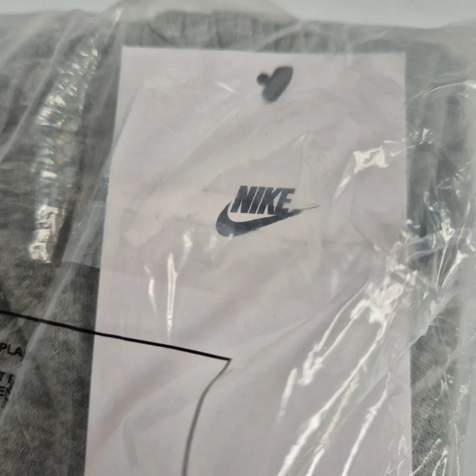NIKE MENS STANDARD FIT TAPER LEG REGULAR LENGTH SWEATPANTS – GREY, SIZE M