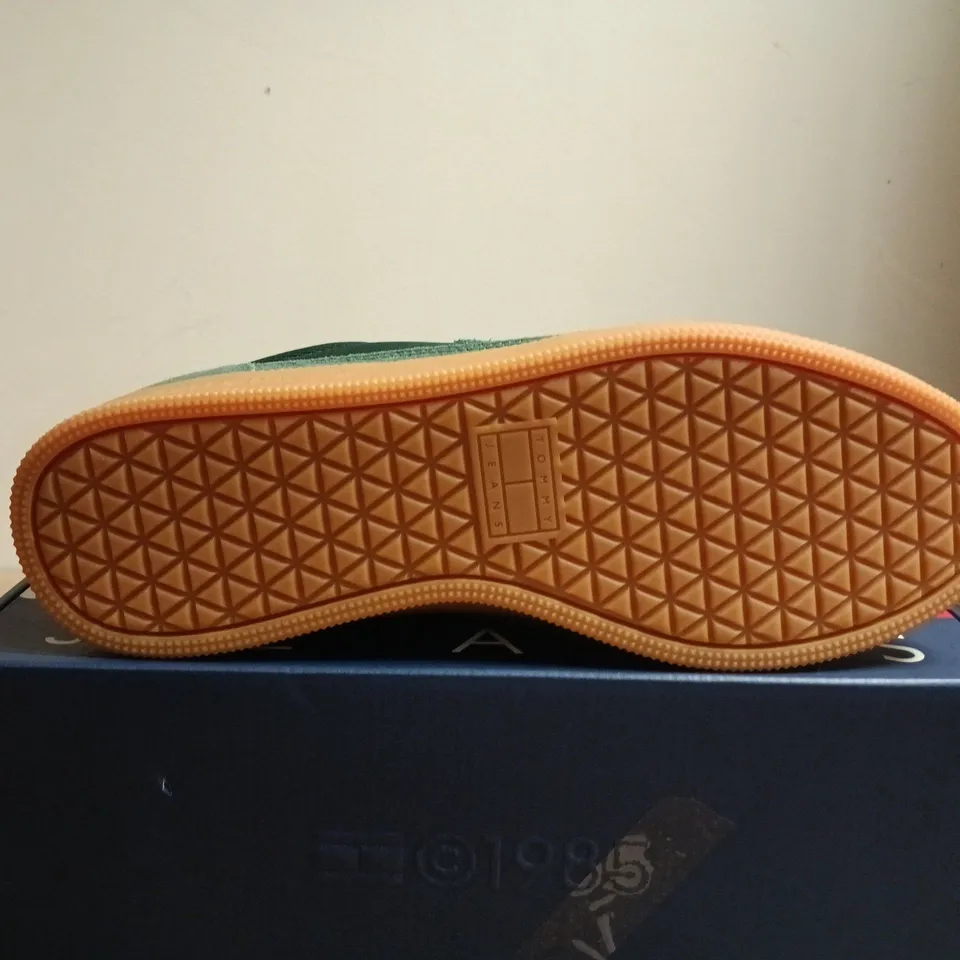 BOXED PAIR OF TOMMY JEANS GREEN SUEDE TRAINERS – UK SIZE 9.5