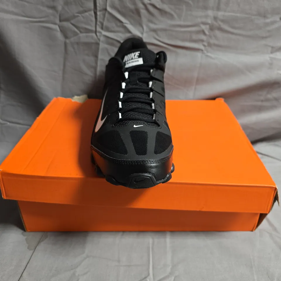 BOXED PAIR OF NIKE REAX TRAINERS IN BLACK/WHITE SIZE UK 8.5