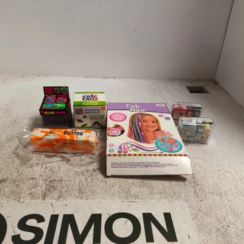 TOTE OF APPROXIMATELY 20 ASSORTED TOY/GAME ITEMS TO INCLUDE FAB HAIR SET, NEE DOH NICE CUBE, BUTTER SQUISHY, MAGNIFYING BUG VIEWER ETC