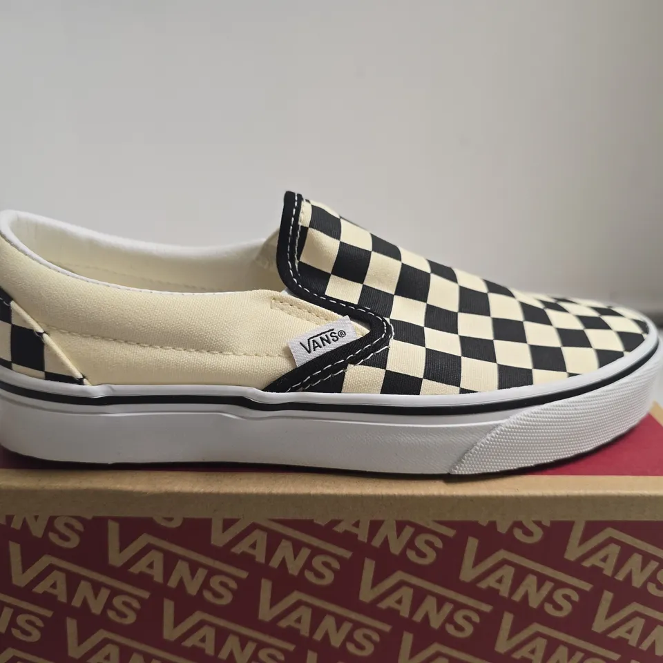 BOXED PAIR OF VANS CLASSIC SLIP-ON SHOES – CHECKERBOARD BLACK/WHITE, UK4