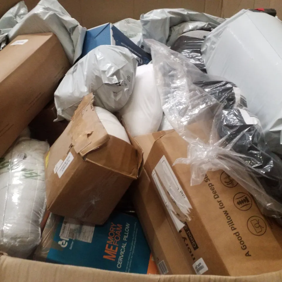 PALLET CONTAINING ASSORTED PILLOWS & CUSHIONS