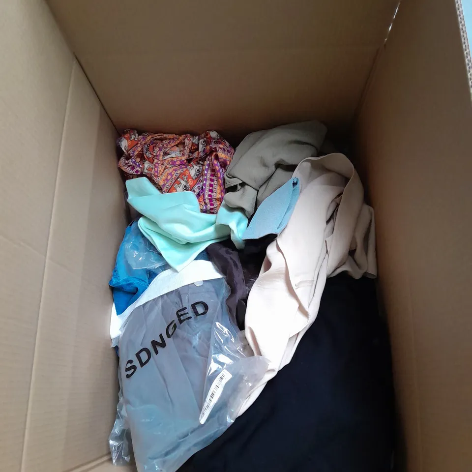 BOX OF APPROXIMATELY 20 ASSORTED CLOTHING AND FASHION ITEMS IN VARIOUS STYLES, SIZES, AND COLOURS - COLLECTION ONLY