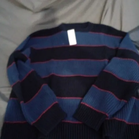 ABERCROMBIE & FITCH BLUE, NAVY AND RED DEATAILED KNITTED SWEATSHIRT SIZE L