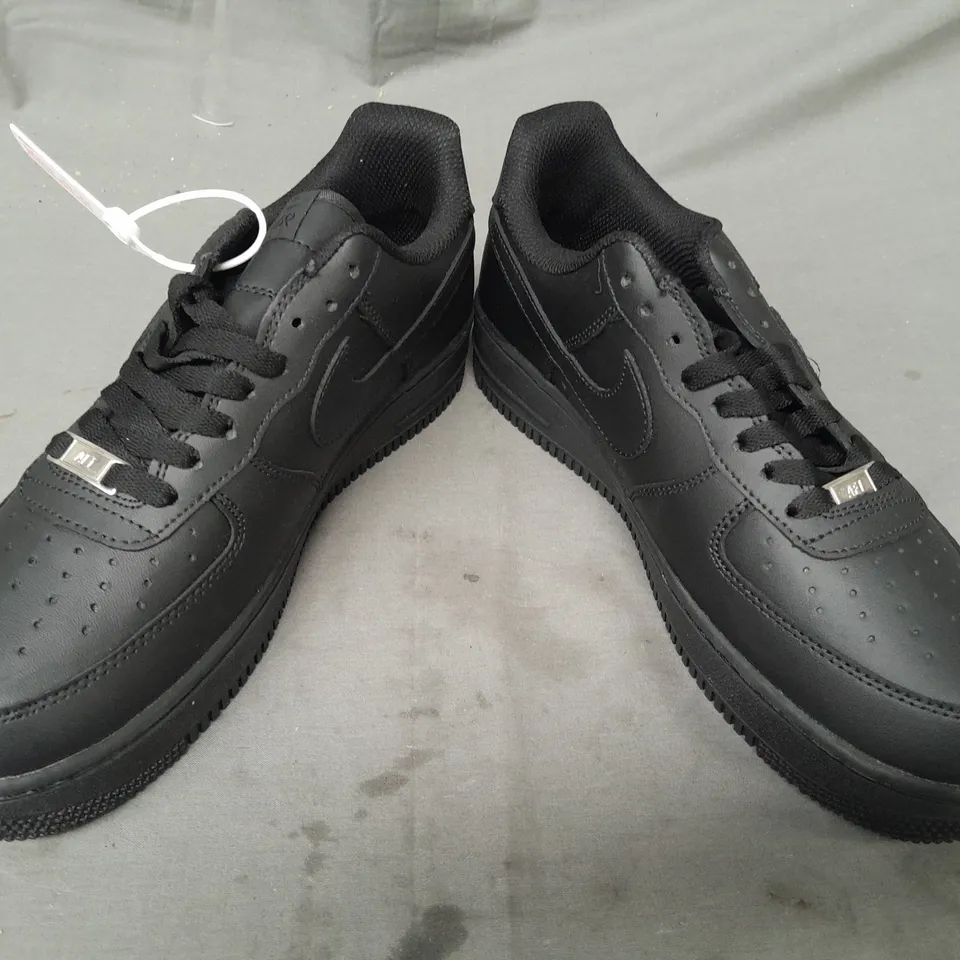 BOXED PAIR OF NIKE AIR FORCE 1 '07 LOW SHOES IN BLACK UK SIZE 8.5