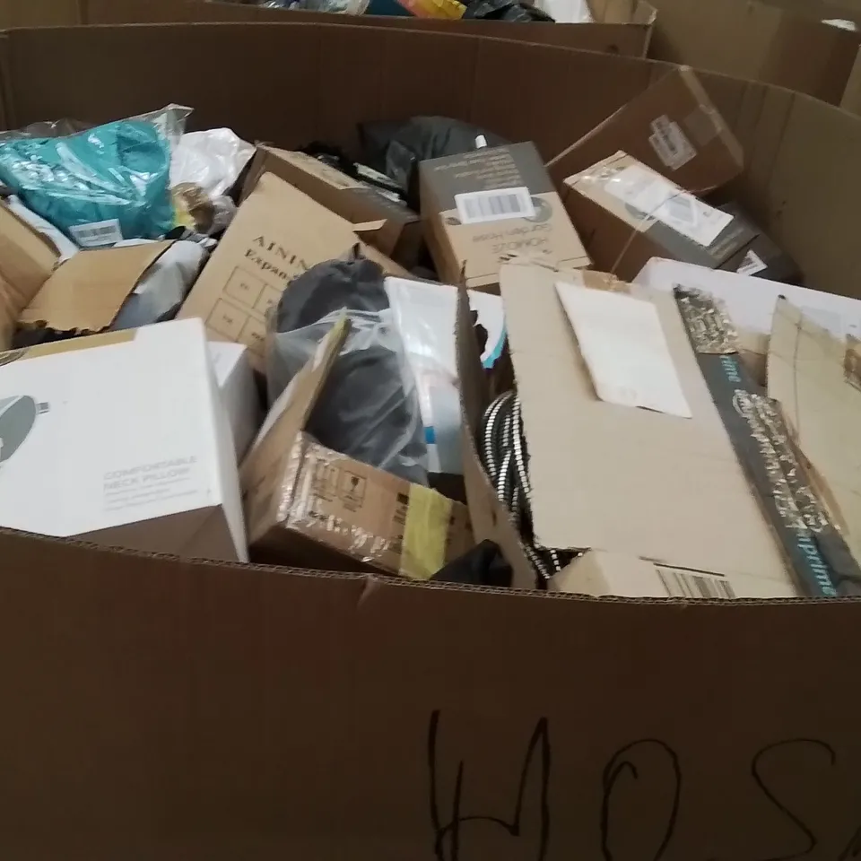 PALLET CONTAINING A LARGE QUANTITY OF HOSES 