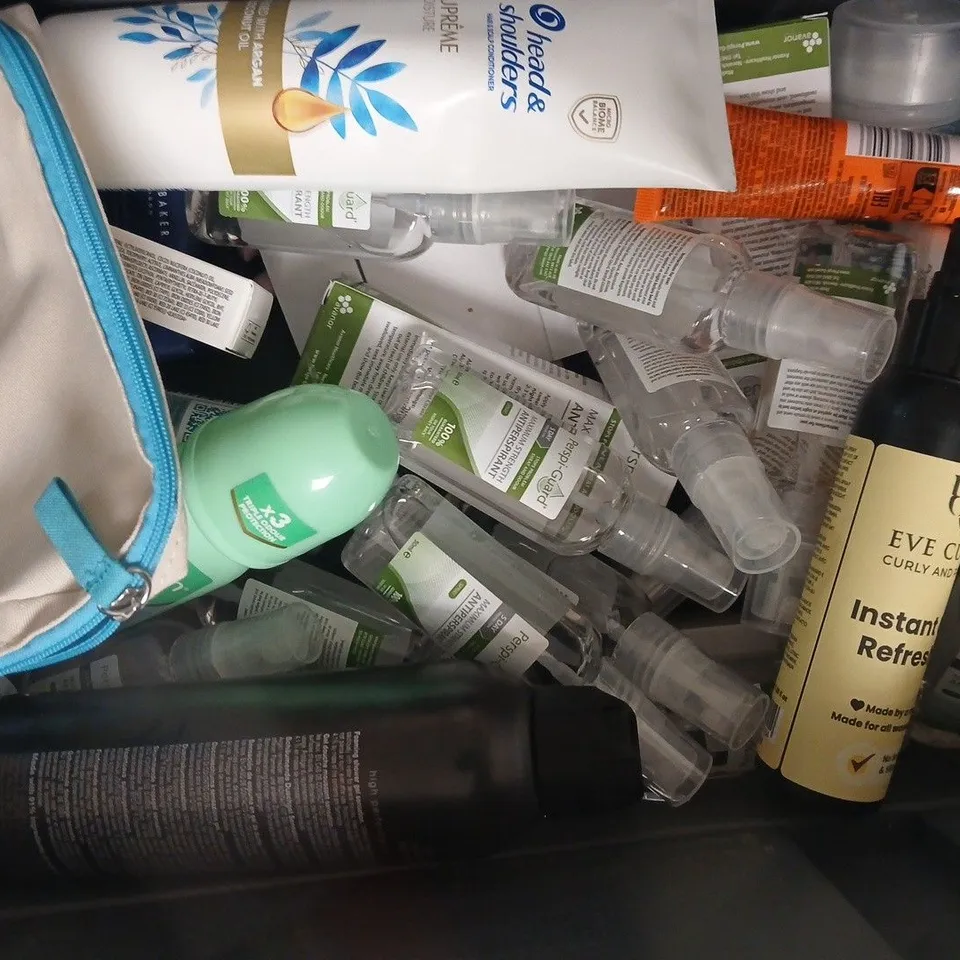 APPROXIMATELY 20 ASSORTED COSMETIC ITEMS INCLUDING VARIOUS MAKES AND BRANDS - COLLECTION ONLY