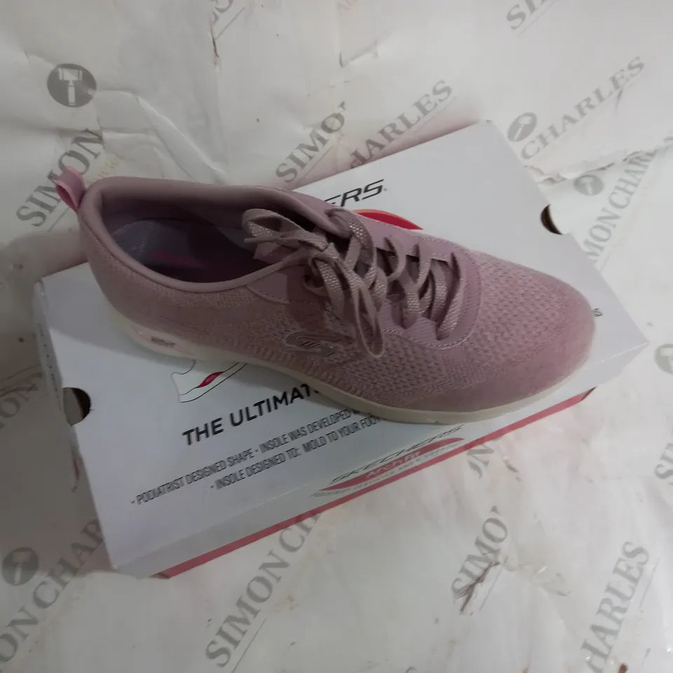 BOXED PAIR OF SKECHERS GO WALK ARCHFIT TRAINER IN MAUVE SIZE 7