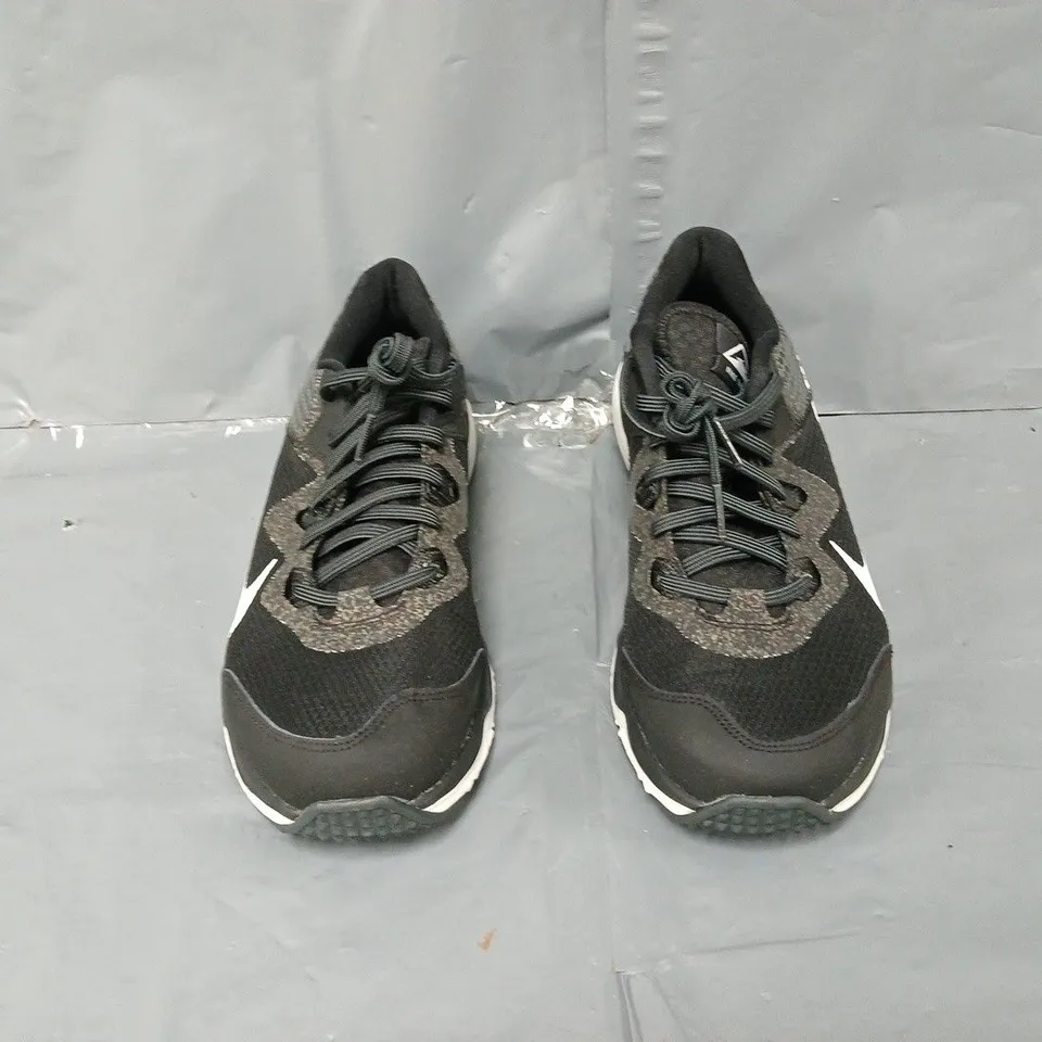UNBOXED PAIR OF NIKE TRIAL RUN UK 9 - BLACK 