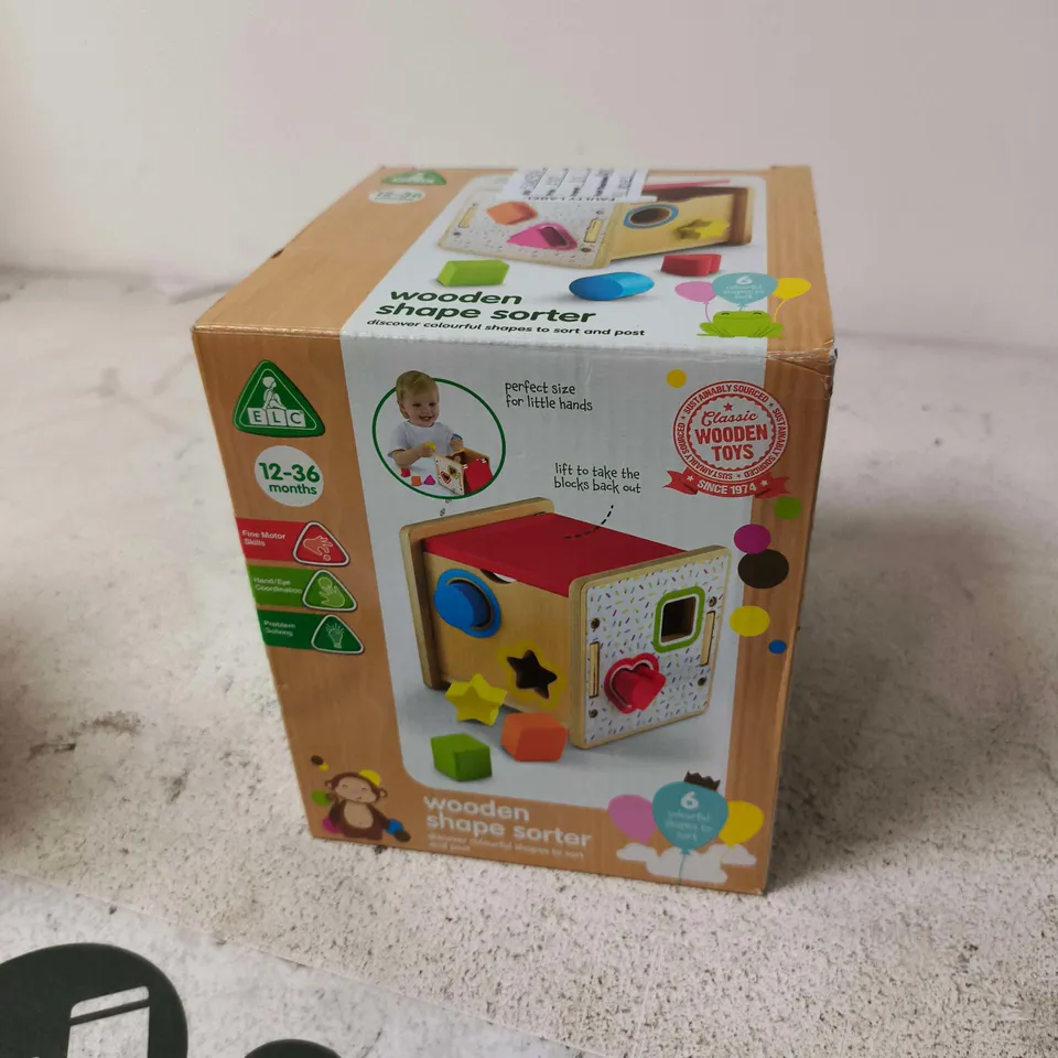 BOX OF APPROXIMATELY 10 ASSORTED TOYS INCLUDING WOODEN SHAPE SORTER , TALK BACK PARROT AND XTREME BUBBLE BLASTER