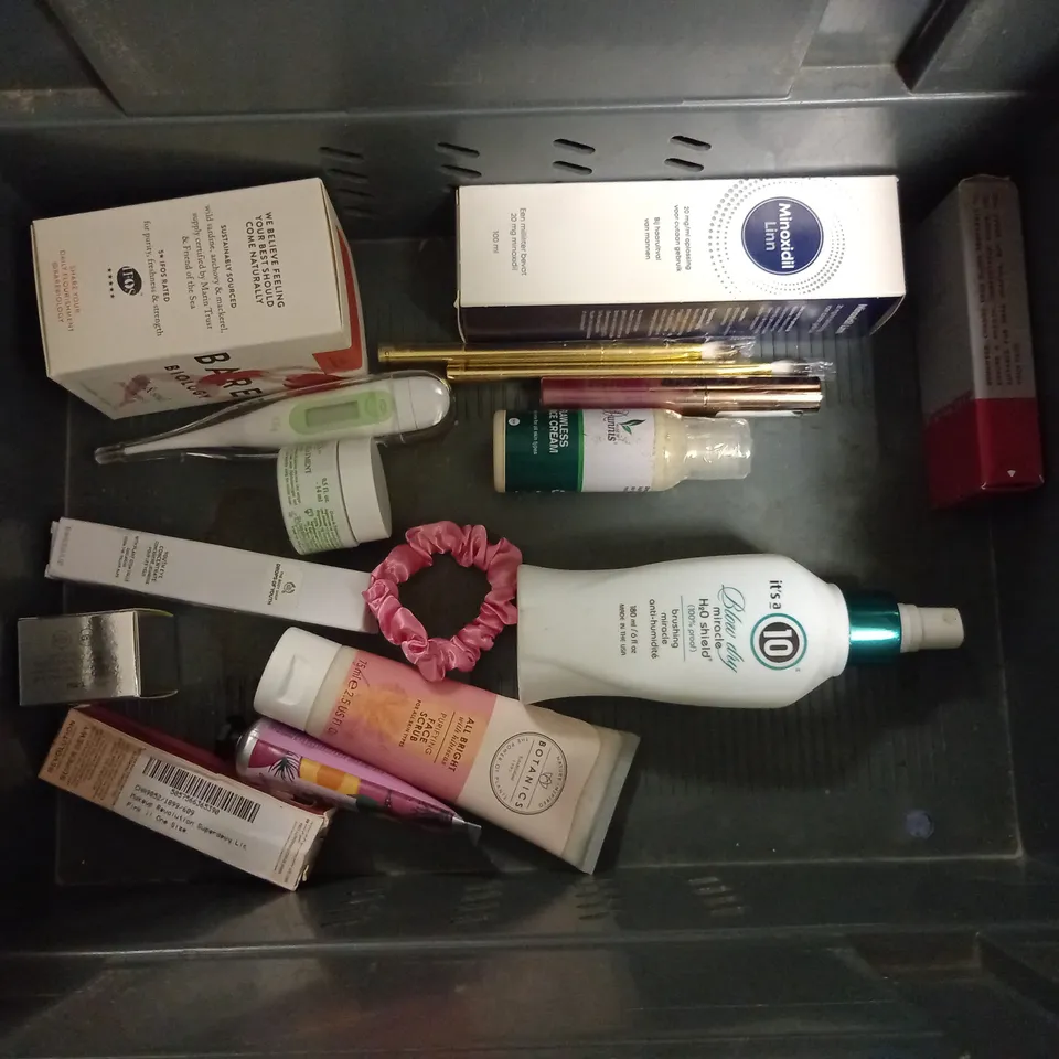 BOX OF APPROXIMATELY 20 COSMETIC ITEMS TO INCLUDE - SIMPLE LIGHT MOISTURISER - ORAL B PRECISION CLEAN REPLACEMENT HEADS - ETC 