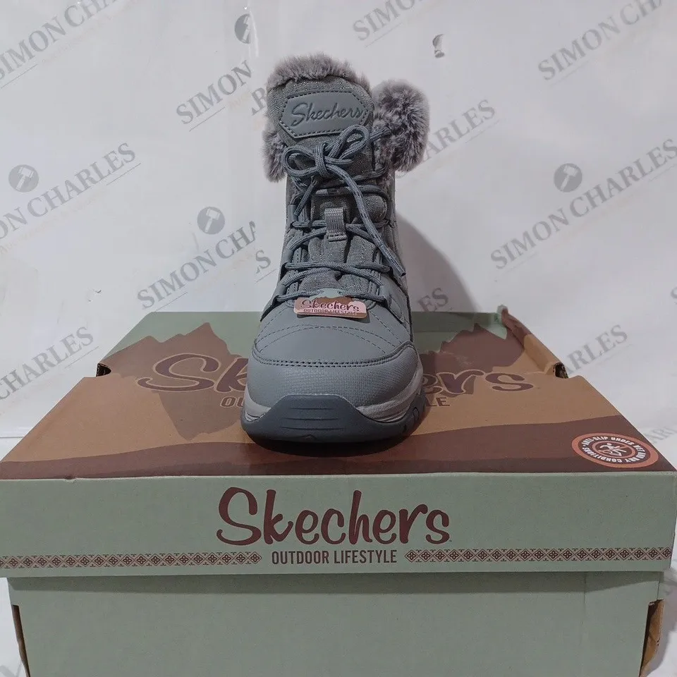 boxed skechers womens anti slip and waterproof fur lined boots - size 3.5