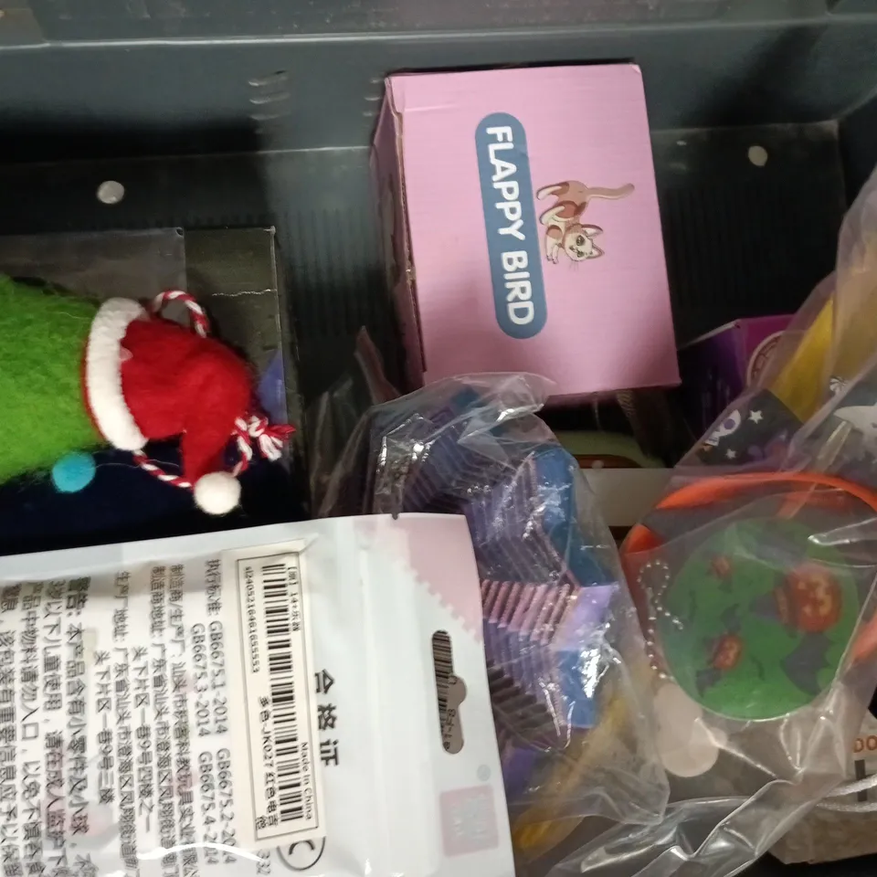 APPROXIMATELY 10 ASSORTED TOYS AND GAMES TO INCLUDE FLYING SPINNER, ALIEN STAGE, KIDS MICROSCOPE, ETC