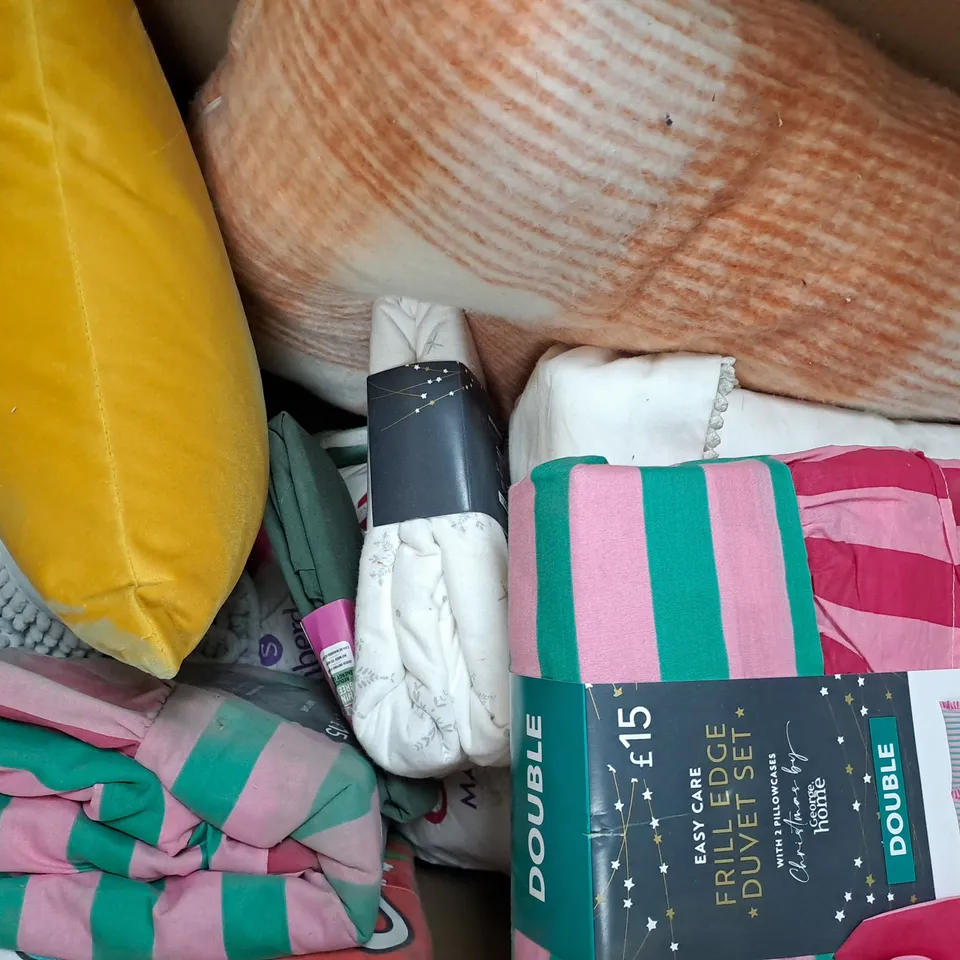 BOX OF APPROXIMATELY 10 ASSORTED HOUSEHOLD ITEMS TO INCLUDE BEDDING, CUSHIONS, ETC, IN VARIOUS STYLES, SIZES, AND COLOURS - COLLECTION ONLY