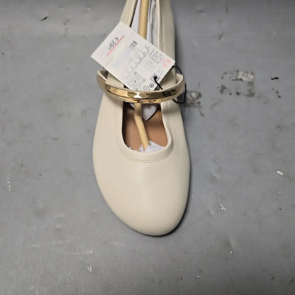 ZARA SLIP ON CREAM SHOES - UK 6 