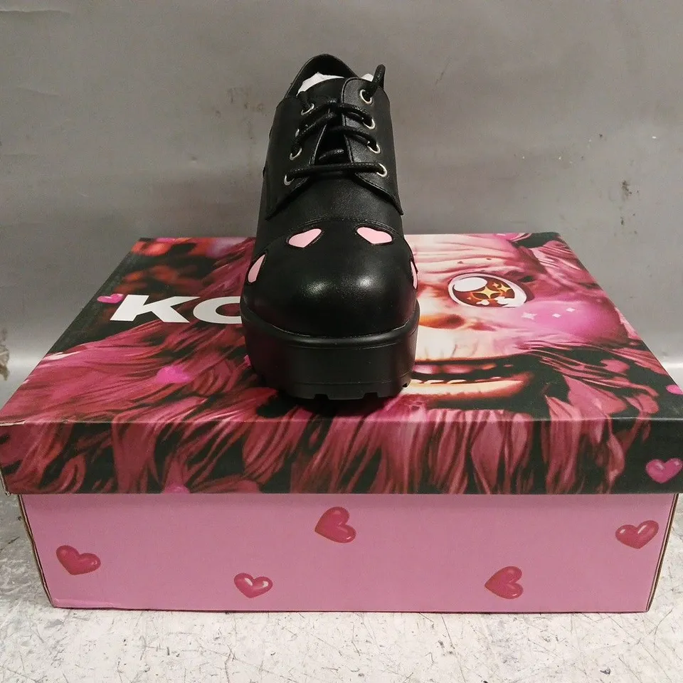 BOXED PAIR OF KOI SHOES IN BLACK W. PINK HEARTS SIZE UK 5