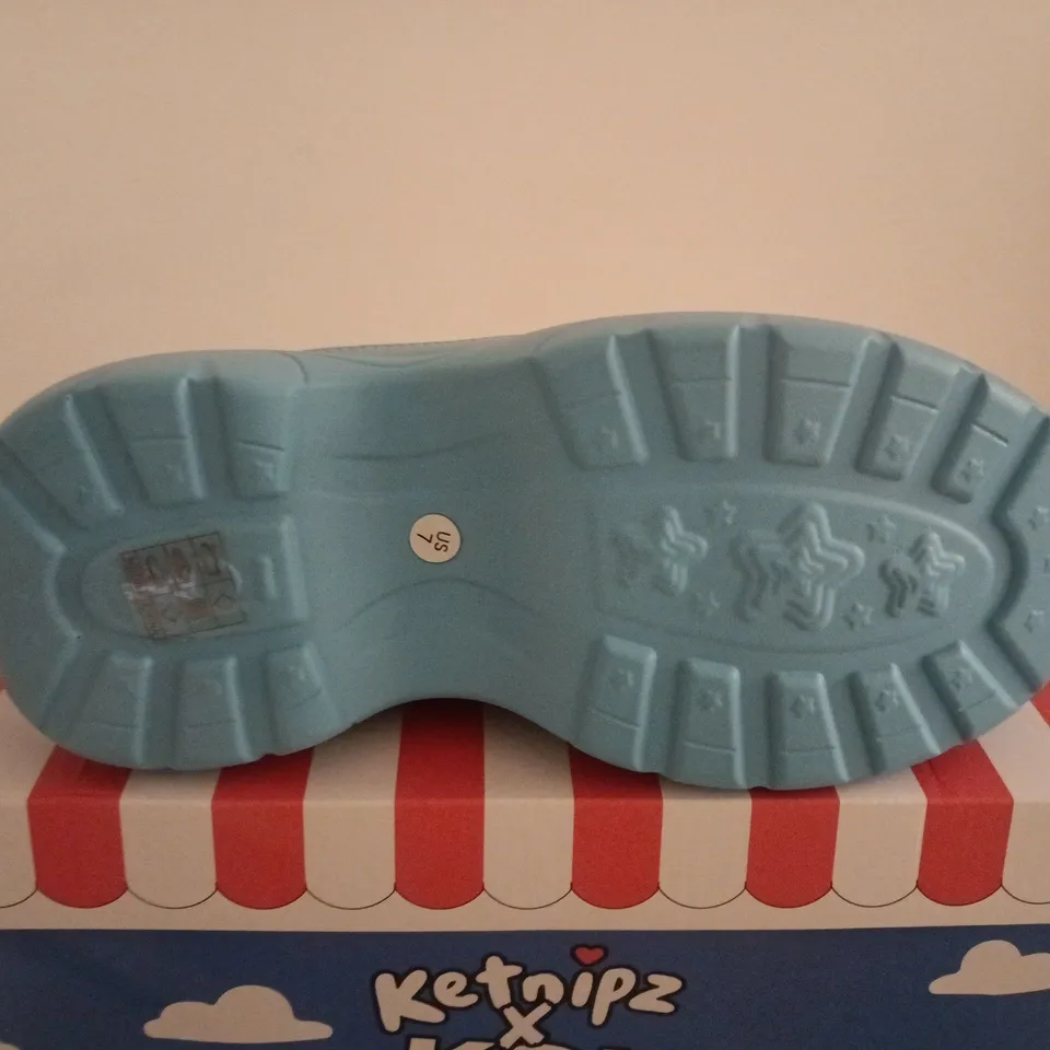 BOXED PAIR OF KETNIPZ X KOI BEAN SAYS HI CHUNKY TRAINERS - BLUE - SIZE 7