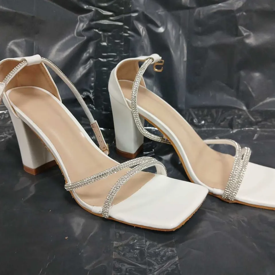 BOXED PAIR OF UNBRANDED OPEN TOE BLOCK HEEL SANDALS IN WHITE W. DIAMANTE EFFECT SIZE EU 37