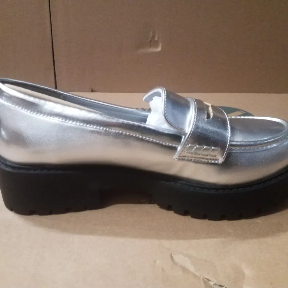 BOX CONTAINING APPROXIMATELY 4 PAIRS OF BRAND NEW SIMPLY BE SILVER DALLAS WIDE PENNY LOAFERS - SIZE 5